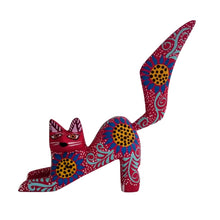 Alebrije Gato Agachado #2 Mediano  (Madera de Copal) Rojo Flores Azules
