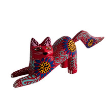 Alebrije Gato Agachado #2 Mediano  (Madera de Copal) Rojo Flores Azules