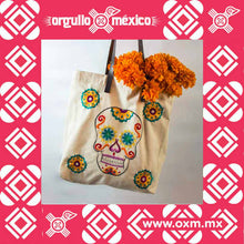 Bolsa tipo tote, con bordado a máquina alusivo a las calaveras de dulce para Día de Muertos, elaborado por artesanos del estado de Yucatán. Taller Maya