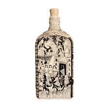 Botella de Cerámica Finamente Decorada a Mano con Escenas Típicas. (Alfarería Artística) PIEZA ÚNICA