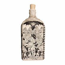 Botella de Cerámica Finamente Decorada a Mano con Escenas Típicas. (Alfarería Artística) PIEZA ÚNICA