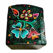 Caja de Madera de Copal Decorada Flores en Relieve (Chica)
