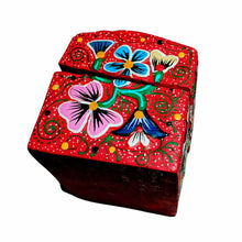 Caja de Madera de Copal Decorada Flores en Relieve (Chica)