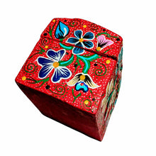 Caja de Madera de Copal Decorada Flores en Relieve (Chica)