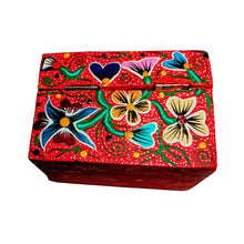 Caja de Madera de Copal Decorada Flores en Relieve (Chica)