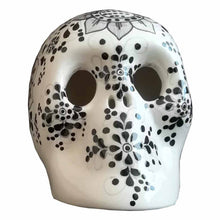 Calavera pintada a mano flor negra (Cerámica Mayólica)