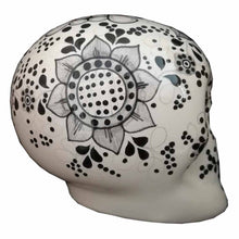 Calavera pintada a mano flor negra (Cerámica Mayólica)