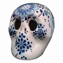 Calavera pintada a mano flor azul (Cerámica Mayólica)