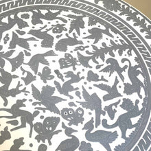 OxM.M Charola Olinalá Artesanía mexicana originaria de Olinalá, Guerrero.  Designación de origen mexicana.  Elaborada a mano con técnica de "rayado vacío";  sobre madera y con pinturas vegetales.