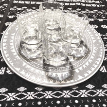 OxM.M Charola Olinalá Artesanía mexicana originaria de Olinalá, Guerrero.  Designación de origen mexicana.  Elaborada a mano con técnica de "rayado vacío";  sobre madera y con pinturas vegetales.