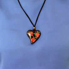 Collar Corazón Negro Rosas Rojas (Papel Mache)