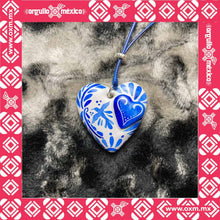 OxM.Mx Collar Corazon Colibri Doble Corazón. Artesanía mexicana del área del estado de Guanajuato. Dijes fabricados a base de papel maché y pintados a manos, 100% mexicanos. Incluye listón . Edith Orozco