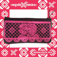 Estuche Lupita. Diseño contemporáneo mexicano, estuche fabricada en gamuza textil, con diseño que simula el papel picado. Benik Catrina