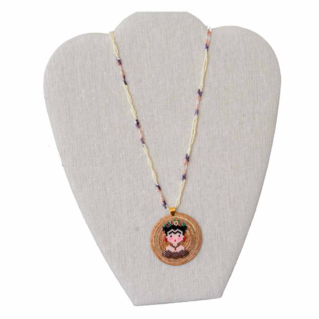 Medallón Frida Miyuki Chico con cordón doble (elaborado con hoja de pino)