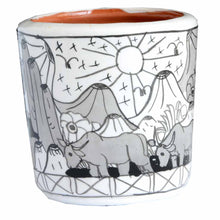 OxM.Mx Mezcalero Mexicano Exquisita pieza de alfarería artística en forma de mezcalero pintada a mano en blanco y negro con escenas típicas profusamente determinadas, por indígenas del estado de Guerrero