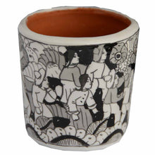 OxM.Mx Mezcalero Mexicano Exquisita pieza de alfarería artística en forma de mezcalero pintada a mano en blanco y negro con escenas típicas profusamente determinadas, por indígenas del estado de Guerrero