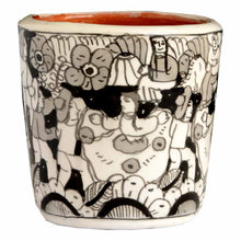 OxM.Mx Mezcalero Mexicano Exquisita pieza de alfarería artística en forma de mezcalero pintada a mano en blanco y negro con escenas típicas profusamente determinadas, por indígenas del estado de Guerrero