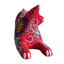 Alebrije Gato Agachado #2 Mediano  (Madera de Copal) Rojo Flores Azules