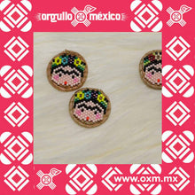 Arete Frida Miyuki. Joyería orgánica artesanal contemporánea mexicana, elaborada con hoja de pino, chapa de oro / plata y chaquira miyuki. Okoxal