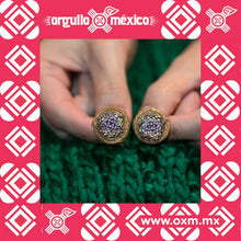 Arete Mandala Mini Miyuki. Joyería orgánica artesanal contemporánea mexicana, elaborada con hoja de pino, chapa de oro / plata y chaquira miyuki. Okoxal