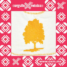Babero Árbol. Babero con bordado a mano, elaborado por artesanos de San Antonio Chun, Estado de Yucatán. Taller Maya