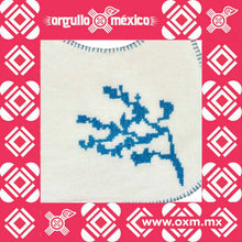 Babero Rama. Babero con bordado a mano, elaborado por artesanos de San Antonio Chun, Estado de Yucatán. Taller Maya