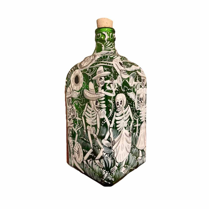 Botella de Vidrio Verde Finamente Decorada a Mano con Escenas Típicas.  PIEZA ÚNICA