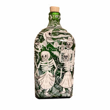 Botella de Vidrio Verde Finamente Decorada a Mano con Escenas Típicas.  PIEZA ÚNICA