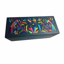 Caja para té (3 espacios) en curpiel con bordado Tenango modelo Pájaros [Azul Colores] y forro interior.