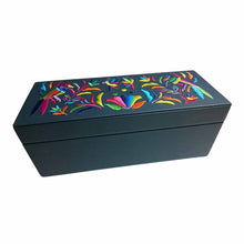 Caja para té (3 espacios) en curpiel con bordado Tenango modelo Pájaros [Azul Colores] y forro interior.
