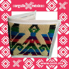 Cartera realizada por artesanos Mazahua del Estado de México; con diseños típicos de este pueblo indígena. Varios diseños.