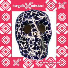 Calavera pintada a mano (cerámica mayólica). Artesanía mexicana con técnica de cerámica mayólica en forma de cráneo; pintada a mano, con esmaltes de vidriado coloreado. Pochote. Fonart