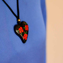 Collar Corazón Negro Rosas Rojas (Papel Mache)