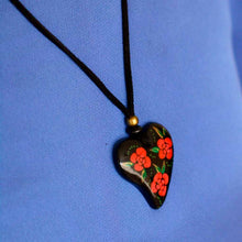 Collar Corazón Negro Rosas Rojas (Papel Mache)