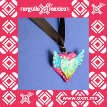 Collar Corazón Angelito Turquesa (papel mache). Artesanía mexicana del área del estado de Guanajuato. Dijes fabricados a base de papel maché y pintados a manos, 100% mexicanos. Incluye cadena o listón de satín de 22 cm aprox.