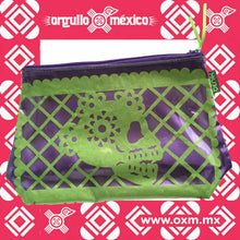 Cosmetiquera Jalisco. Diseño contemporáneo mexicano, cosmetiquera elaborada de PVC flexible y auténtico papel picado. Benik. Calavera