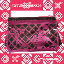 Cosmetiquera Jalisco. Diseño contemporáneo mexicano, cosmetiquera elaborada de PVC flexible y auténtico papel picado. Benik. Calavera con flor