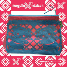 Cosmetiquera Jalisco. Diseño contemporáneo mexicano, cosmetiquera elaborada de PVC flexible y auténtico papel picado. Benik. Marías