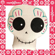 OxM.Mx Calavera Cráneo Bordado Artesanía mexicana contemporánea en forma de cráneo con bordado. Pieza bordada y pintada a mano. Mayeb