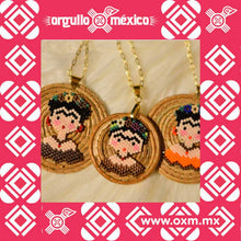 Medallón collar Frida Miyuki chico. Joyería orgánica artesanal contemporánea mexicana, elaborado con hoja de pino, chapa de oro / plata y chaquira miyuki. Okoxal