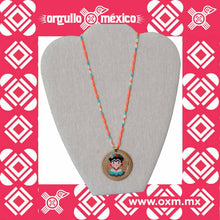 Medallón collar Frida Miyuki chico. Joyería orgánica artesanal contemporánea mexicana, elaborado con hoja de pino, chapa de oro / plata y chaquira miyuki. Okoxal