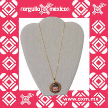 Medallón collar Frida Miyuki mini. Joyería orgánica artesanal contemporánea mexicana, elaborado con hoja de pino, chapa de oro / plata y chaquira miyuki. Okoxal