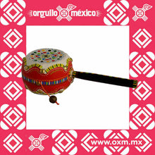 Juguete tradicional elaborado en madera y pintado a mano con  recubrimiento de laca. Artesanía mexicana.