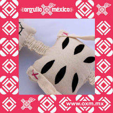 Muñeca "Calaverita". Tela de algodón con relleno de delcrón. Bordada y pintada a mano. Artesanía mexicana