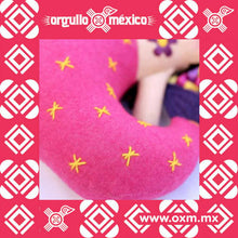 Muñeca "La Tlanchana", sirena mexicana de largas trenzas, bordada y pintada a mano. Artesanía mexicana. Mayeb