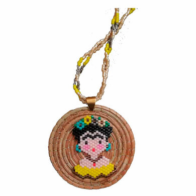 Medallón Frida Miyuki Chico con cordón doble (elaborado con hoja de pino)