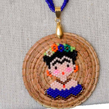 Medallón Frida Miyuki Chico con cordón triple (elaborado con hoja de pino)