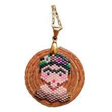 Medallón Frida Miyuki Mini con cadena (elaborado con hoja de pino)