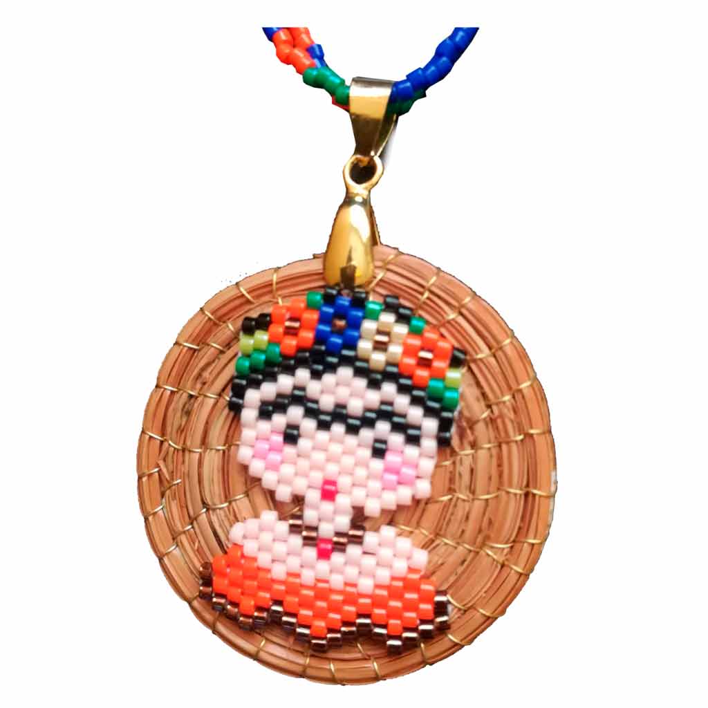 Medallón Frida Miyuki Mini con cordón (elaborado con hoja de pino)