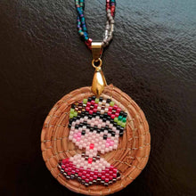 Medallón Frida Miyuki Mini Doble Cordón (elaborado con hoja de pino)